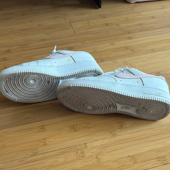 Nike Women's Air Force 1 Sneakers in White and Pink - Picture 4 of 6